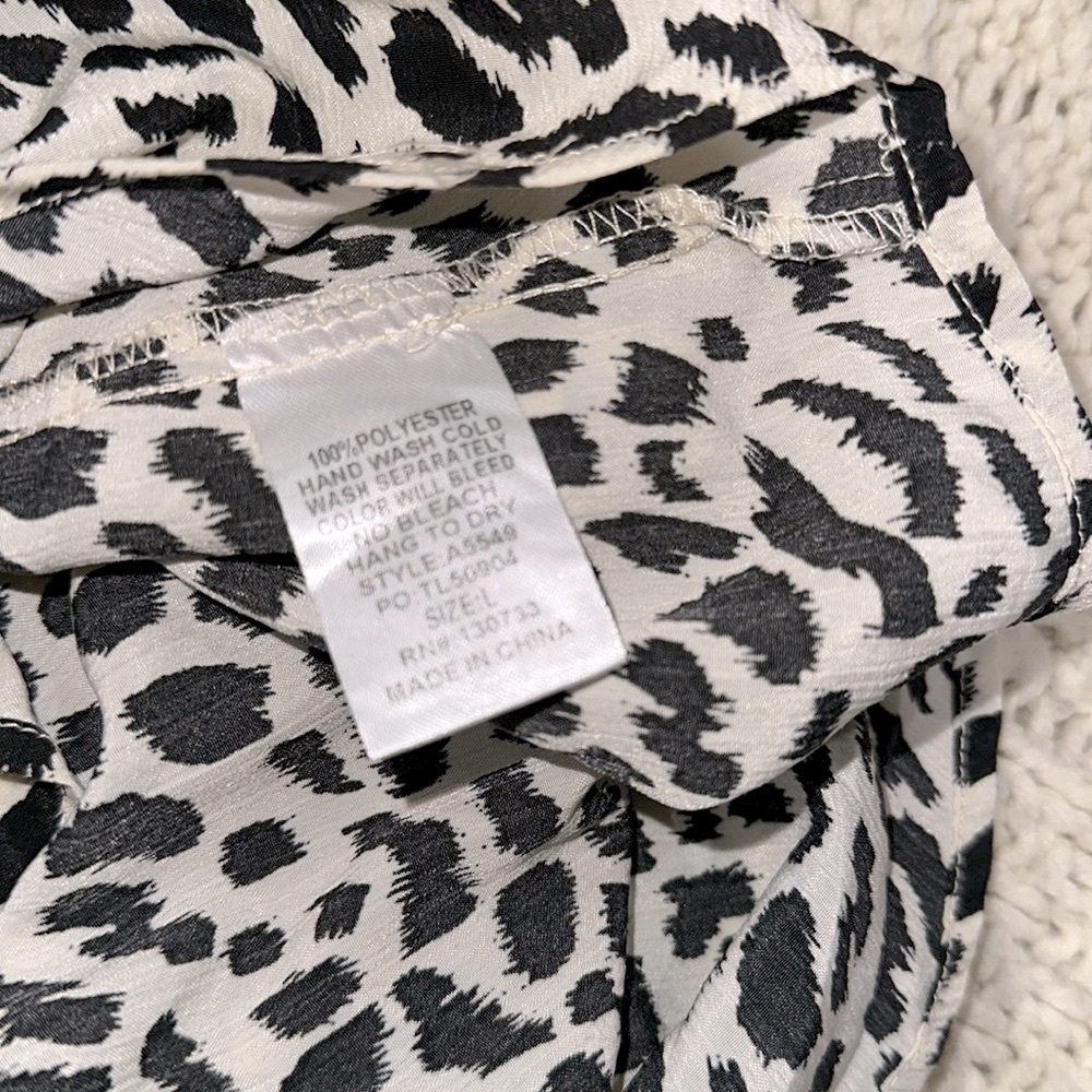 Umgee Black and White Animal Print Button Down Shirt size large - Picture 6 of 7